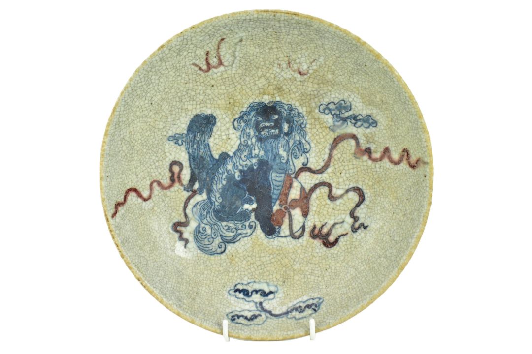 QING GE-TYPE BLUE AND WHITE UNDERGLAZE RED CHARGER 清 哥窑青花釉里红狮子滚绣球盘 - Bild 1 aus 6