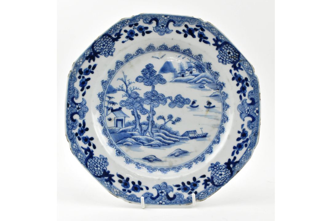 FOUR QING DYNASTY BLUE AND WHITE PORCELAIN PLATES 清 青花山水盘四件 - Bild 6 aus 9