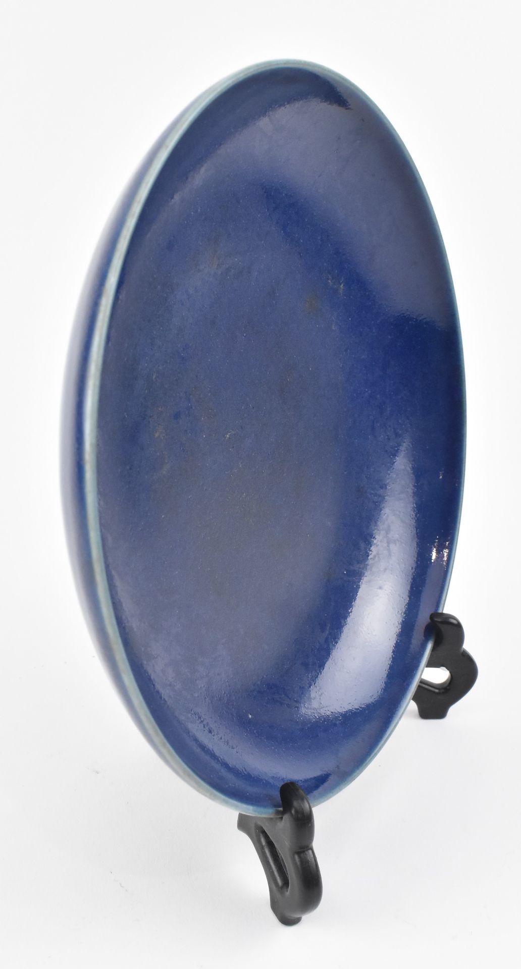QING BLUE GLAZED MONOCHROME CHARGER PLATE 晚清霁蓝釉盘 - Bild 2 aus 4