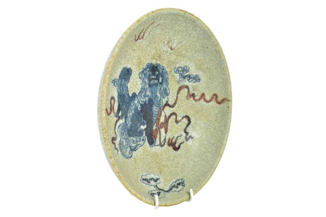 QING GE-TYPE BLUE AND WHITE UNDERGLAZE RED CHARGER 清 哥窑青花釉里红狮子滚绣球盘 - Bild 2 aus 6