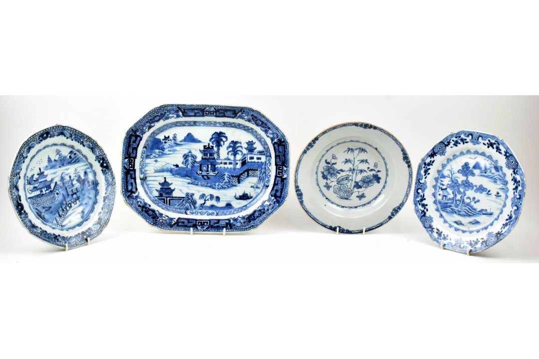 FOUR QING DYNASTY BLUE AND WHITE PORCELAIN PLATES 清 青花山水盘四件 - Bild 1 aus 9