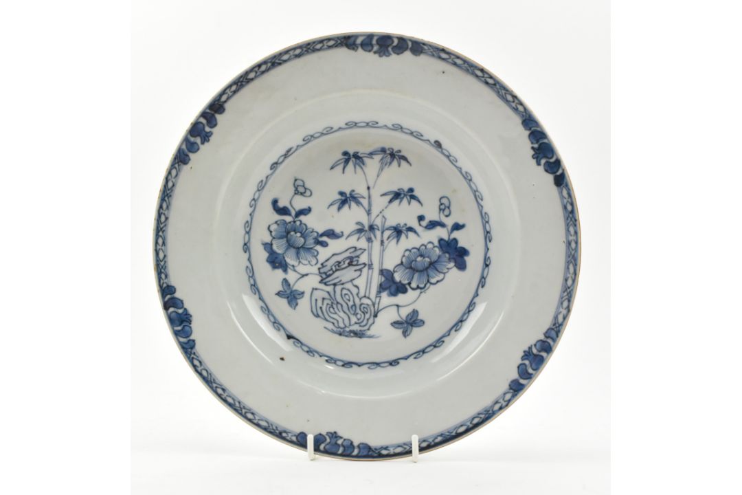 FOUR QING DYNASTY BLUE AND WHITE PORCELAIN PLATES 清 青花山水盘四件 - Bild 4 aus 9