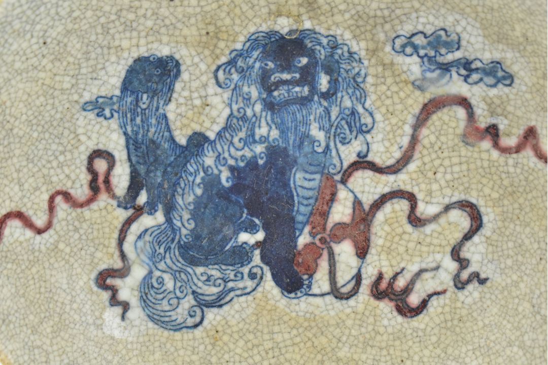 QING GE-TYPE BLUE AND WHITE UNDERGLAZE RED CHARGER 清 哥窑青花釉里红狮子滚绣球盘 - Bild 3 aus 6