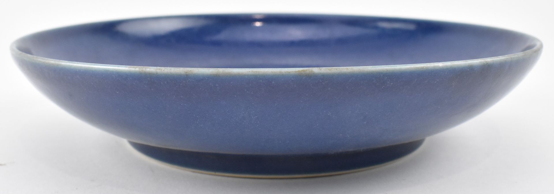 QING BLUE GLAZED MONOCHROME CHARGER PLATE 晚清霁蓝釉盘 - Bild 3 aus 4