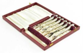 CASED SET OF SIX GEORGE V HALLMARKED SILVER PICKLE / BREAD FORKS