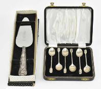 CASED SET OF SIX HALLMARKED SILVER SPOONS & A CAKE / PIE SLICER
