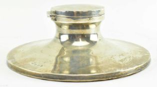 LARGE GEORGE V HALLMARKED SILVER CAPSTAN INKWELL WITH LID AND GLASS LINER