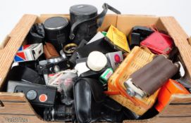 LARGE COLLECTION OF VINTAGE CAMERA EQUIPMENT