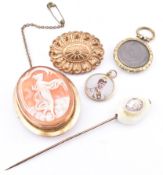 ASSORTED GOLD & YELLOW METAL BROOCH PINS & PENDANTS