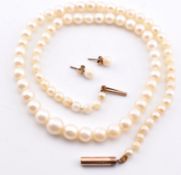 PEARL NECKLACE & PAIR OF PEARL STUD EARRINGS