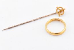 HALLMARKED 22CT GOLD BAND RING & 15CT GOLD KNOT TOPPED TIE PIN
