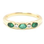 HALLMARKED 18CT GOLD EMERALD & DIAMOND FIVE STONE RING