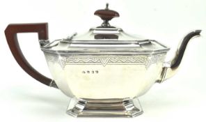 A GEORGE VI BIRMINGHAM HALLMARKED SILVER TEAPOT
