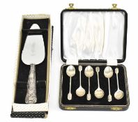 CASED SET OF SIX HALLMARKED SILVER SPOONS & A CAKE SLICER