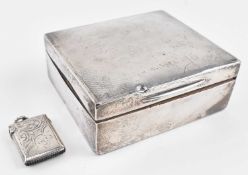 EDWARD VII HALLMARKED SILVER VESTA CASE & A SILVER CIGARETTE BOX