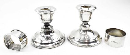 PAIR OF GEORGE V HALLMARKED SILVER STUB CANDLESTICKS & TWO NAPKIN RINGS