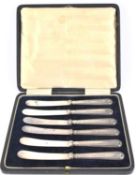 A CASED SET OF GEORGE V SIX HALLMARKED SILVER HANDLED BUTTER KNIVES