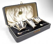 A CASED GEORGE V HALLMARKED SILVER 5-PIECE CONDIMENT SET