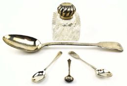 A GEORGIAN HALLMARKED SILVER SPOON & SSILVER MOUNTED CUT GLASS INKWELL & OTHER SPOONS