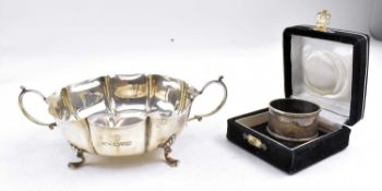 AN EDWARD VII HALLMARKED SILVER DISH T/W CASED SILVER NAPKIN RING