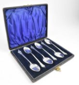 A CASED SET OF SIX EDWARD VII HALLMARKED SILVER TEASPOONS