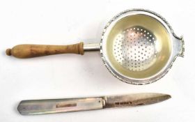 A VICTORIAN HALLMARKED SILVER FRUIT KNIFE & A GEORGE V TEA STRAINER