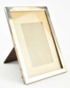 A GEORGE VI HALLMARKED SILVER MAPPIN & WEBB PHOTO / PICTURE FRAME