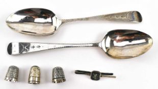 TWO GEORGE III HALLMARKED SILVER TABLE SPOONS & THREE SILVER THIMBLES
