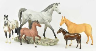 BESWICK & ROYAL DOULTON - A COLLECTION OF SIX POCELAIN FIGURINE OF HORSES