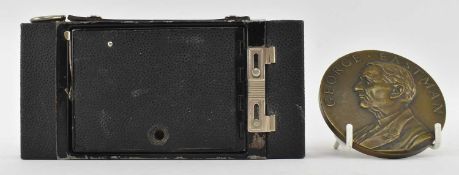 KODAK BRONZE SERVICE MEDAL & KODAK BROWNIE NO2 AUTOGRAPHIC CAMERA