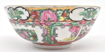 A 20TH CENTURY CHINESE CANTON FAMILE ROSE FIGURINE BOWL