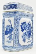 CHINESE 20TH CENTURY BLUE & WHITE CERAMIC LIDDED TEA CADDY