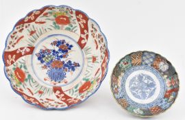 TWO 20TH CENTURY JAPANESE SCALLOPED BOWLS, ONE IN IMARI PATTERN