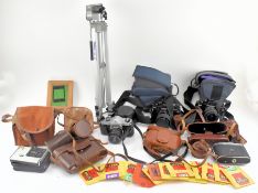 CAMERAS, LENSES & ACCESSORIES. COLLECTION OF VINTAGE CAMERAS