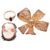 COLLECTION OF JEWELLERY INCLUDING A 9CT GOLD RING