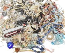 BAG OF VINTAGE & MODERN COSTUME JEWELLERY
