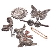 COLLECTION OF BROOCH PINS INCLUDING GOLD & SILVER & METAL