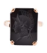 9CT GOLD & ONYX ROMAN SOLDIER INTAGLIO RING