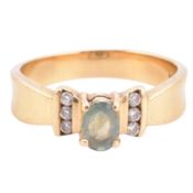 18CT GOLD GREEN STONE & DIAMOND RING