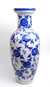 LARGE LATE 20TH CENTURY BLUE AND WHITE FLORAL VASE