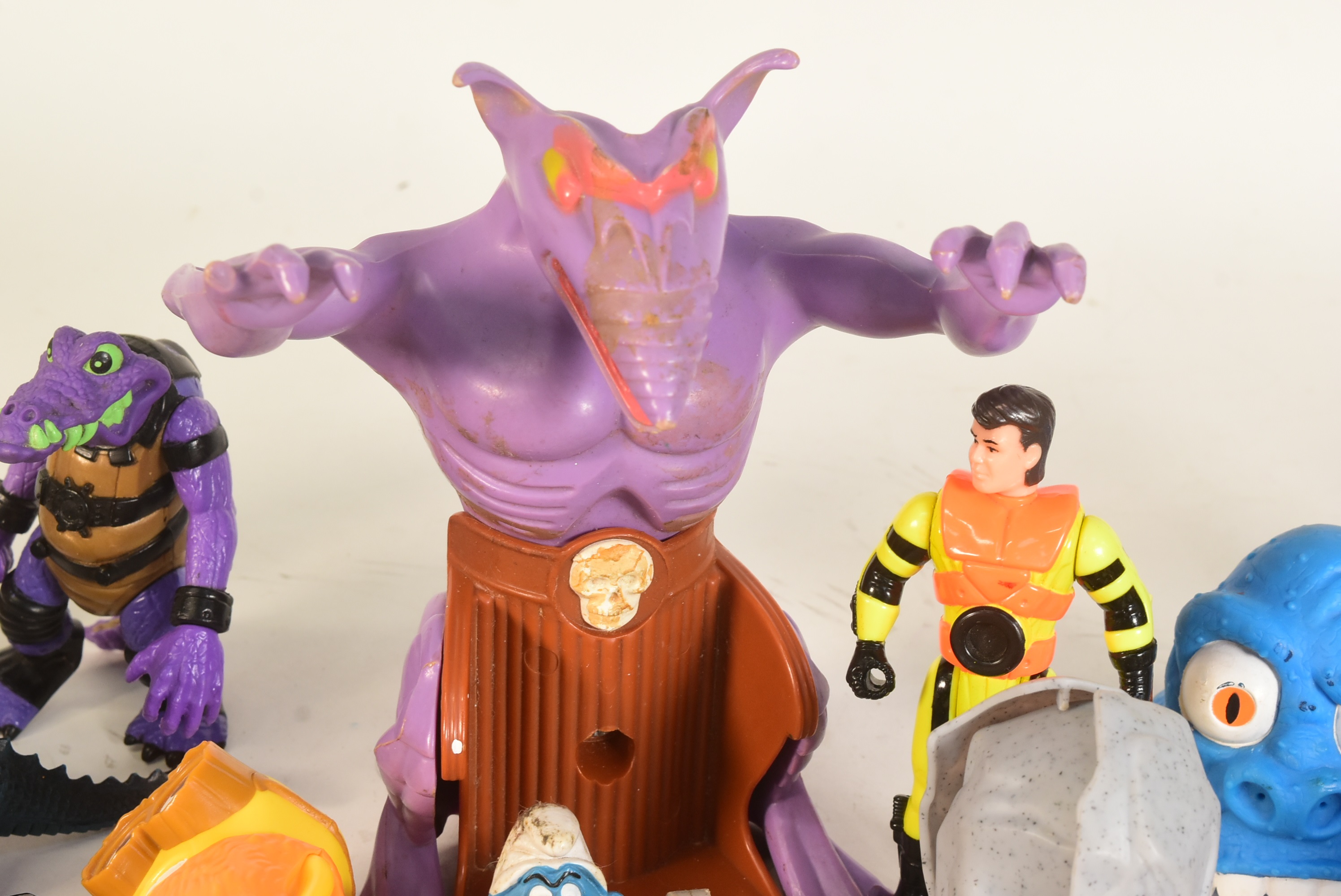 RETRO TOYS - COLLECTION OF VINTAGE PLAYSET ACTION FIGURES - Image 7 of 8