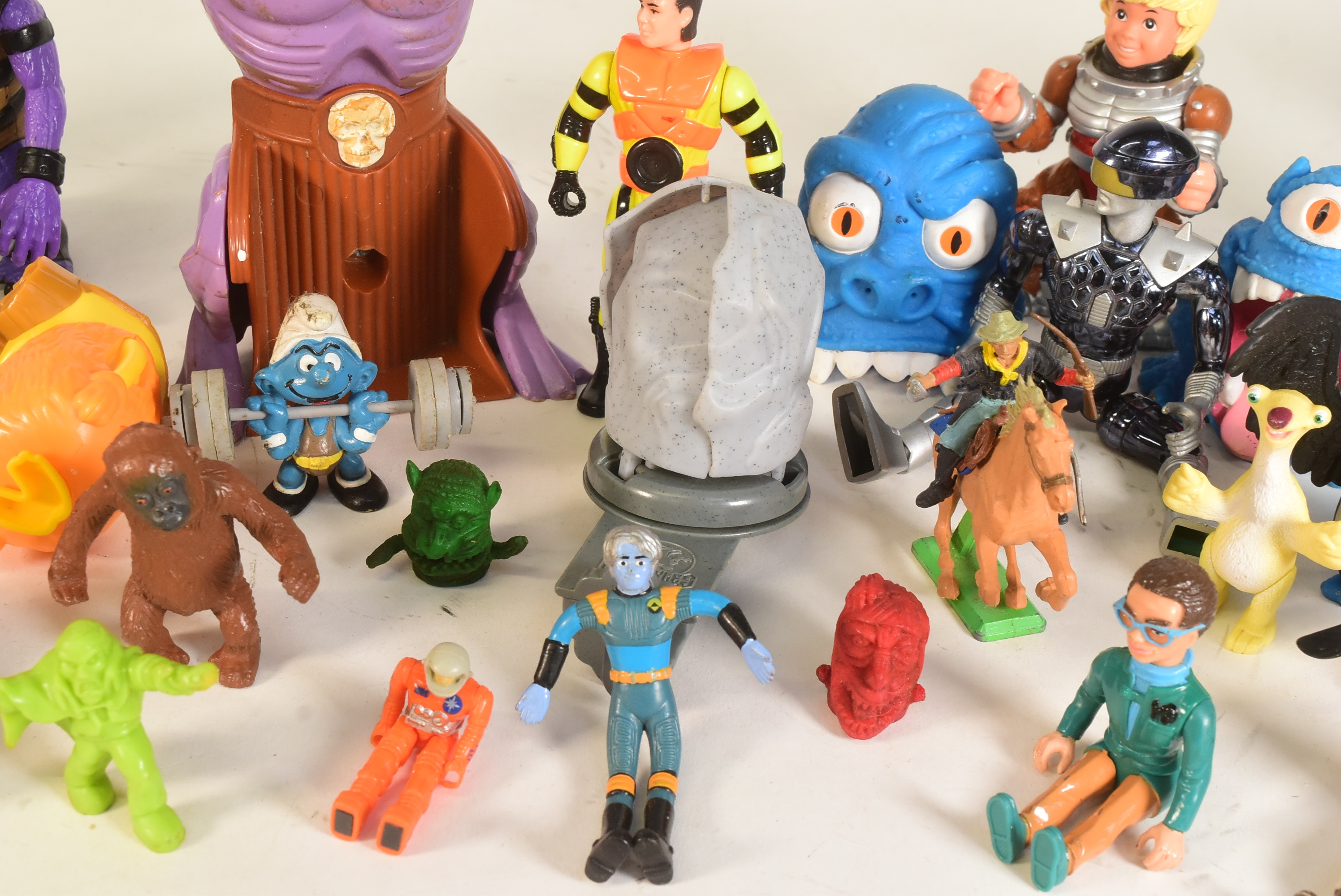 RETRO TOYS - COLLECTION OF VINTAGE PLAYSET ACTION FIGURES - Image 6 of 8