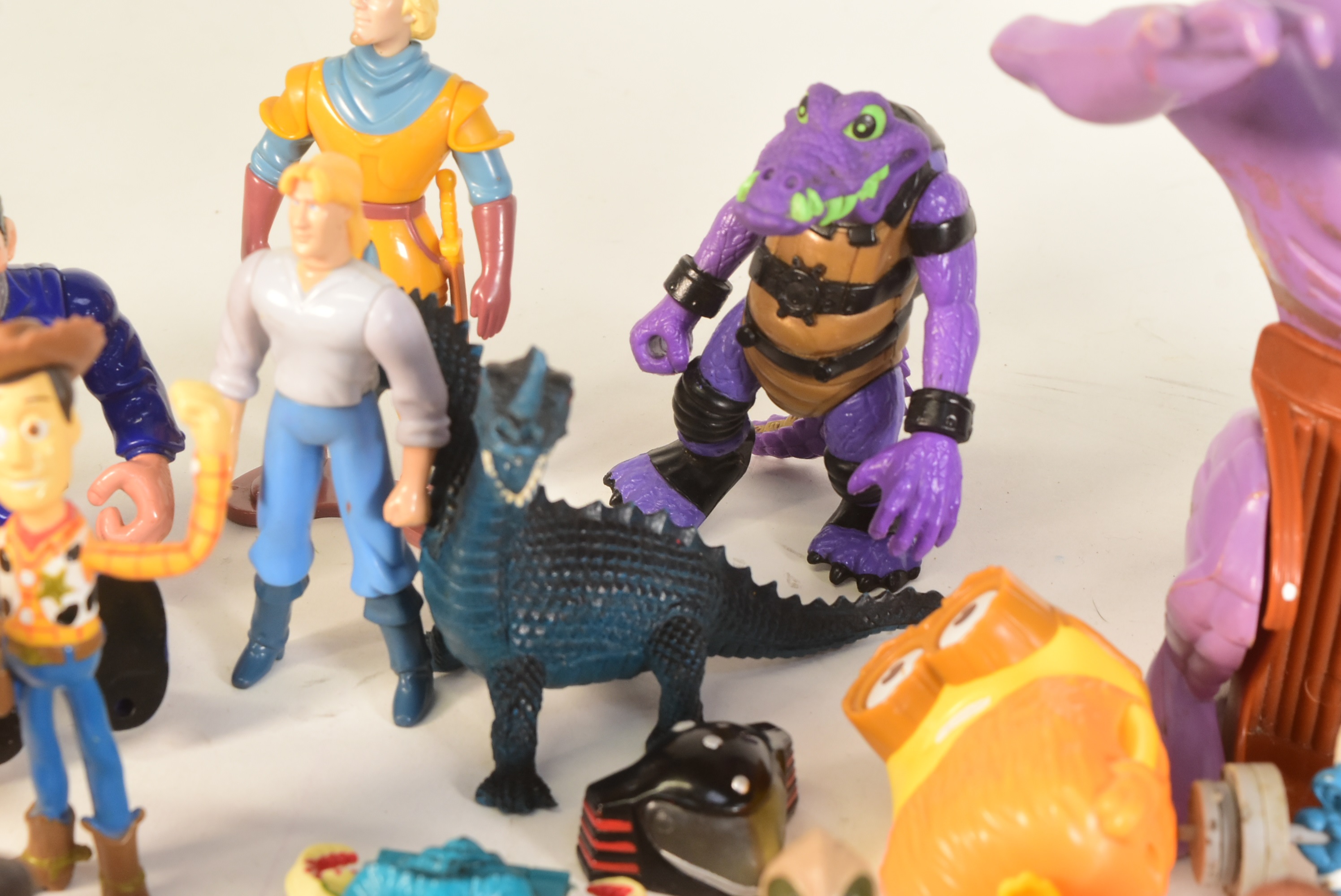 RETRO TOYS - COLLECTION OF VINTAGE PLAYSET ACTION FIGURES - Image 5 of 8