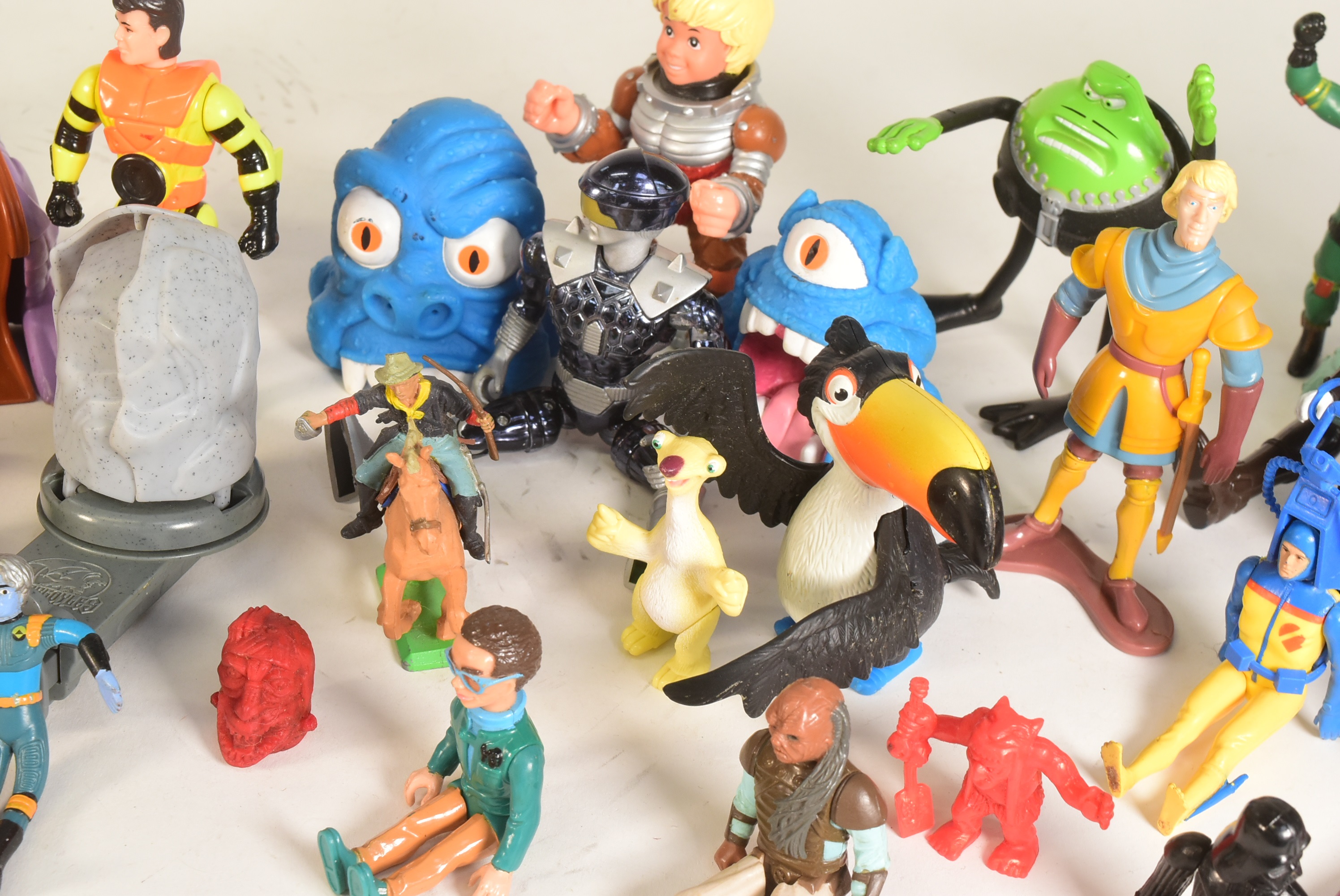 RETRO TOYS - COLLECTION OF VINTAGE PLAYSET ACTION FIGURES - Image 3 of 8