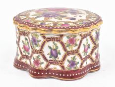 20TH CENTURY CHINESE FAMILLE ROSE CERAMIC TRINKET BOX