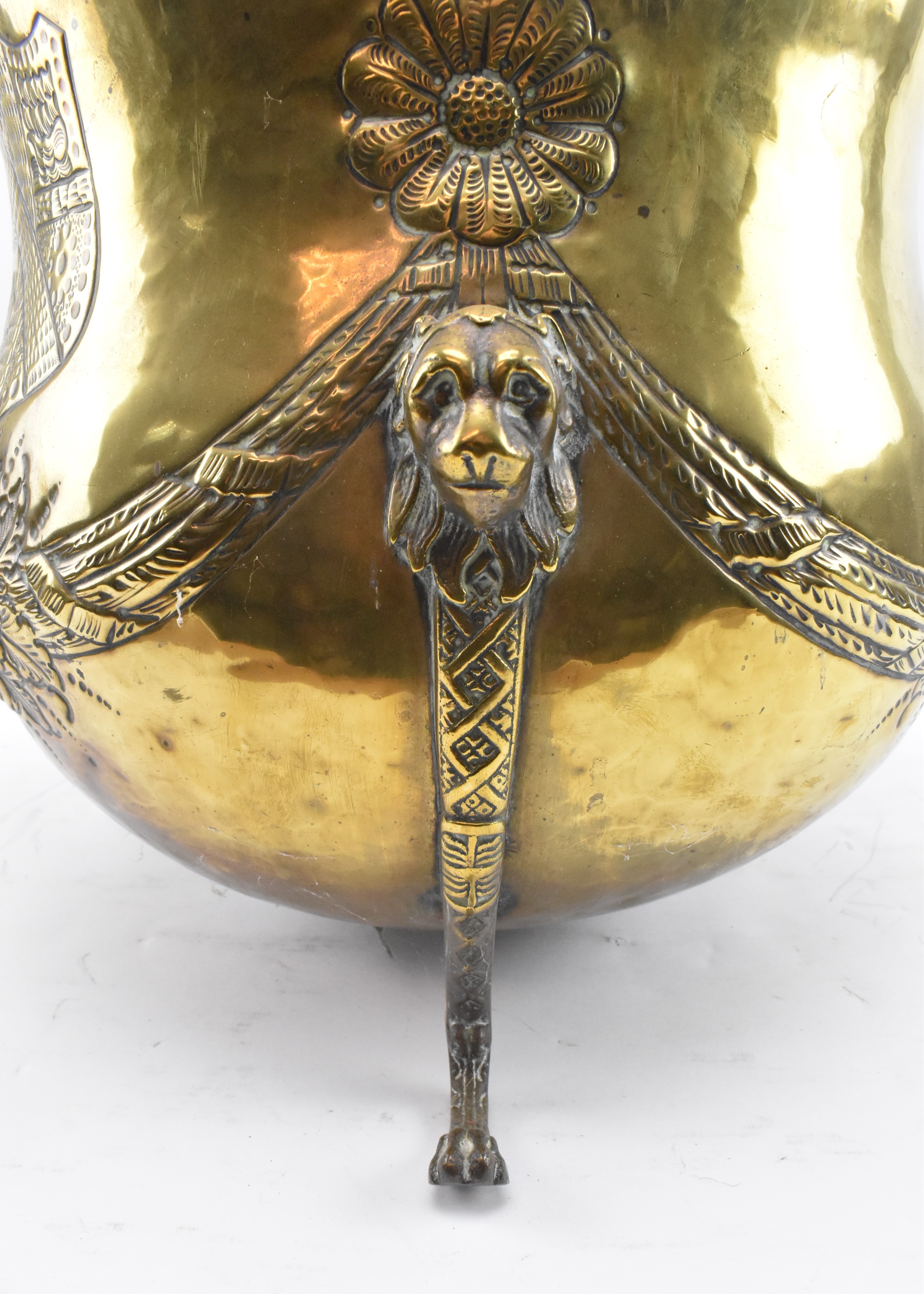 19TH CENTURY BRASS REPOUSSE JARDINIERE PLANT STAND WITH CREST DECORATION - Image 3 of 6