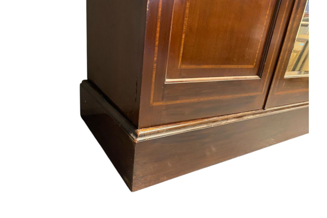 EDWARDIAN MAHOGANY & BOXWOOD INLAID TRIPLE COMPACTUM WARDROBE - Image 2 of 6