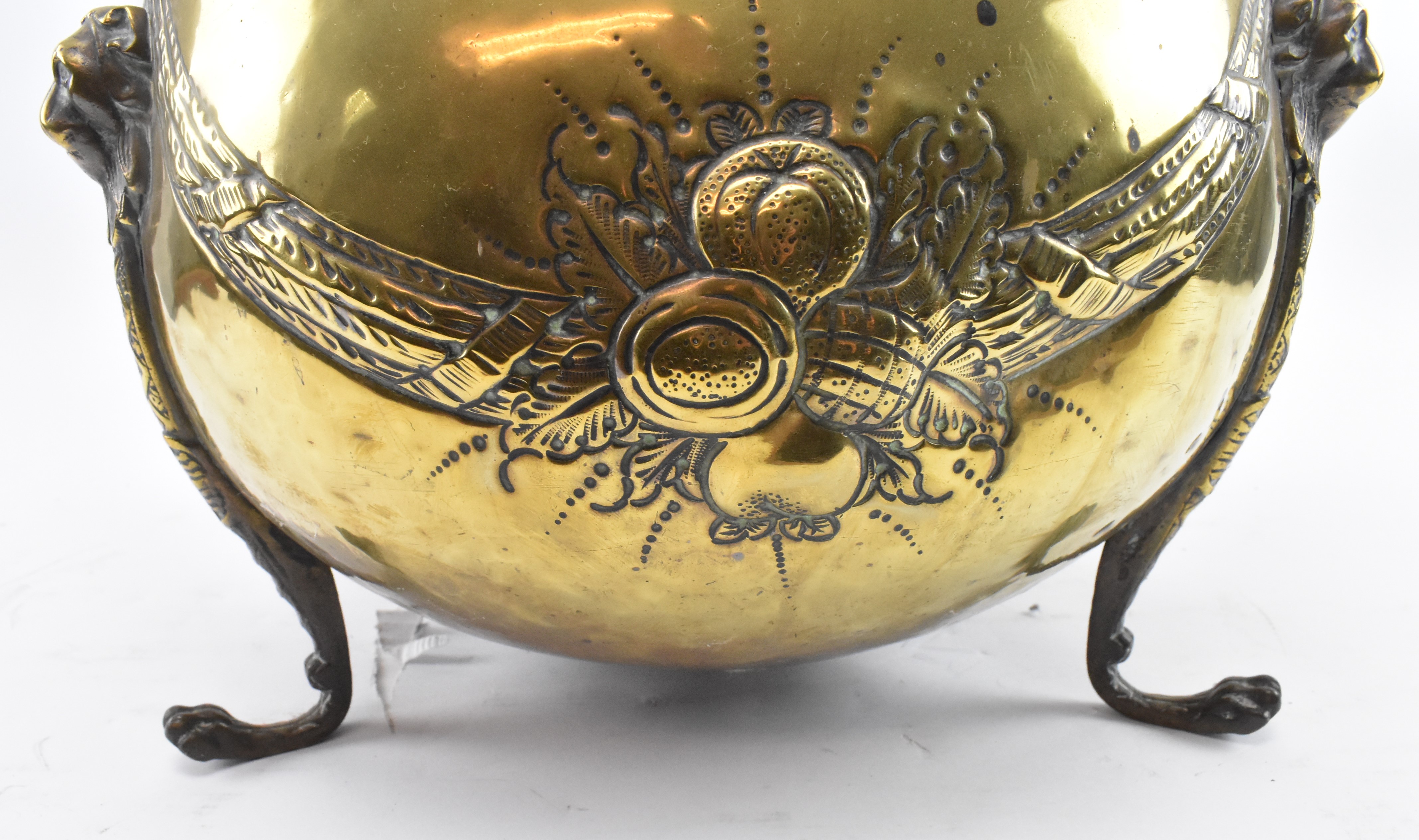 19TH CENTURY BRASS REPOUSSE JARDINIERE PLANT STAND WITH CREST DECORATION - Image 4 of 6
