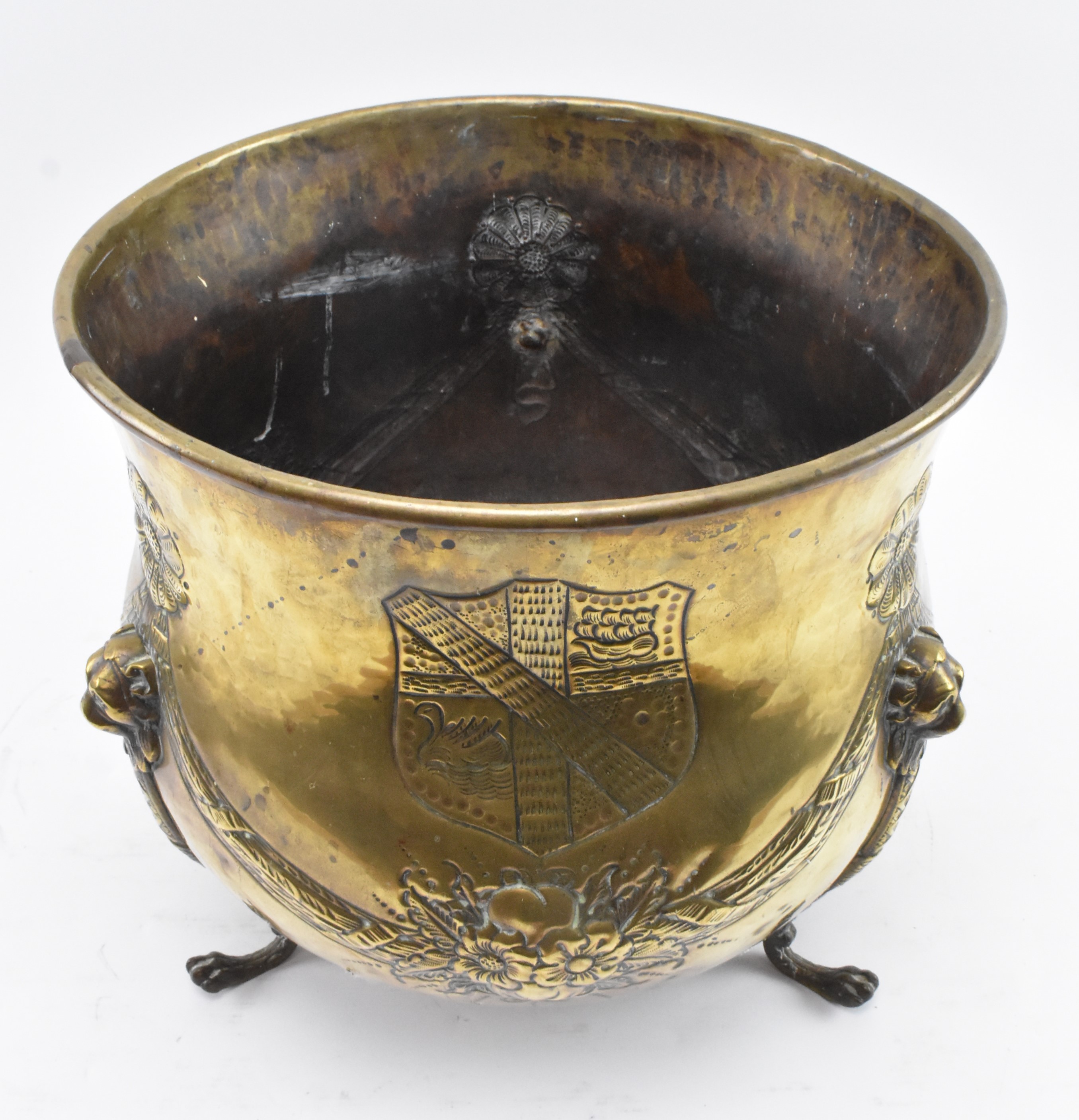 19TH CENTURY BRASS REPOUSSE JARDINIERE PLANT STAND WITH CREST DECORATION - Image 2 of 6
