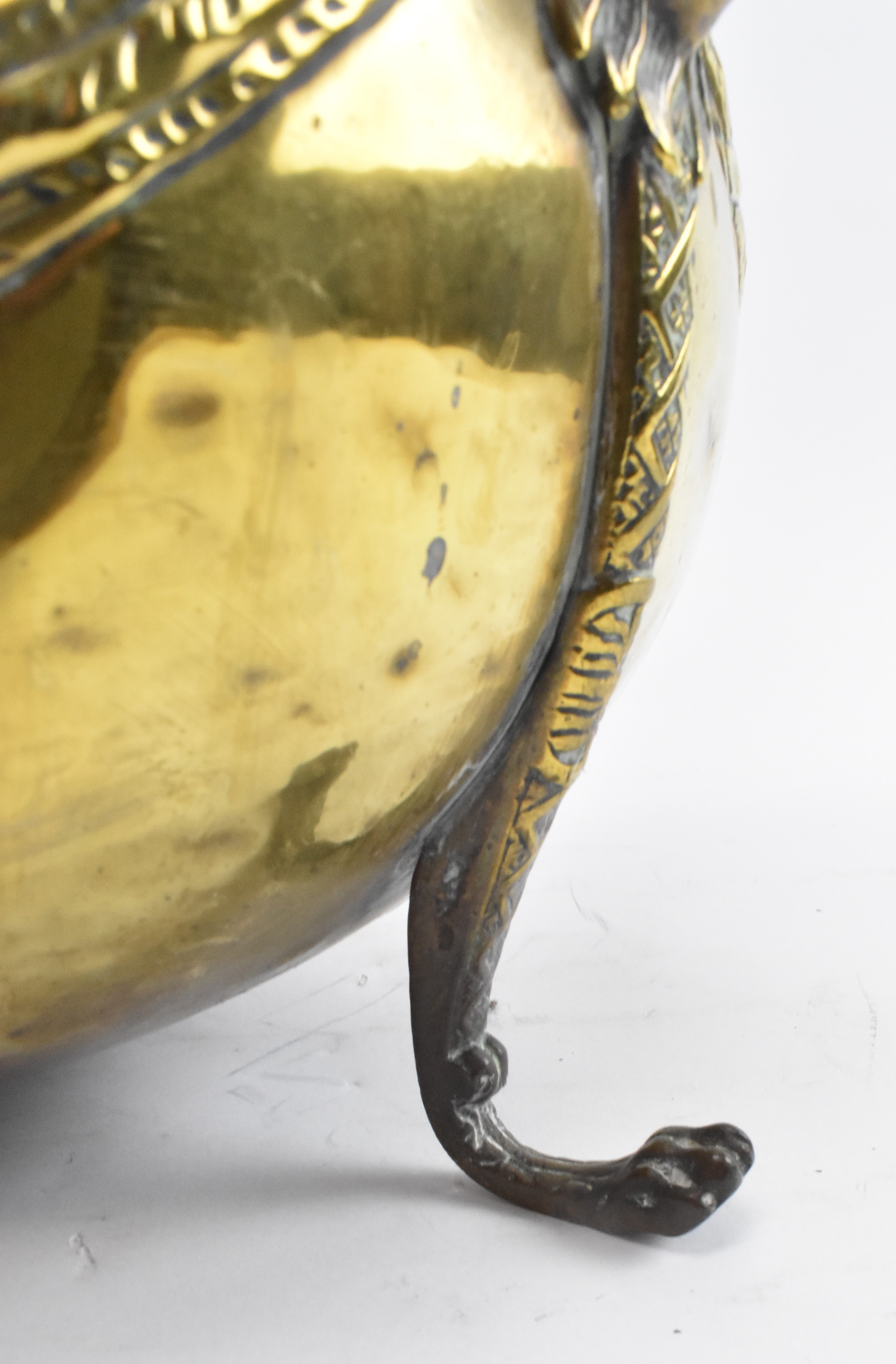 19TH CENTURY BRASS REPOUSSE JARDINIERE PLANT STAND WITH CREST DECORATION - Image 5 of 6